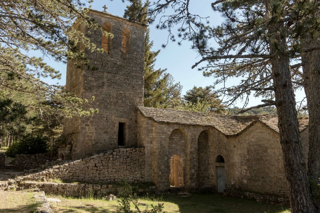 Non loin de Peyreleau, dans le Causse Noir, l'ancien prieuré de St Jean des Balmes